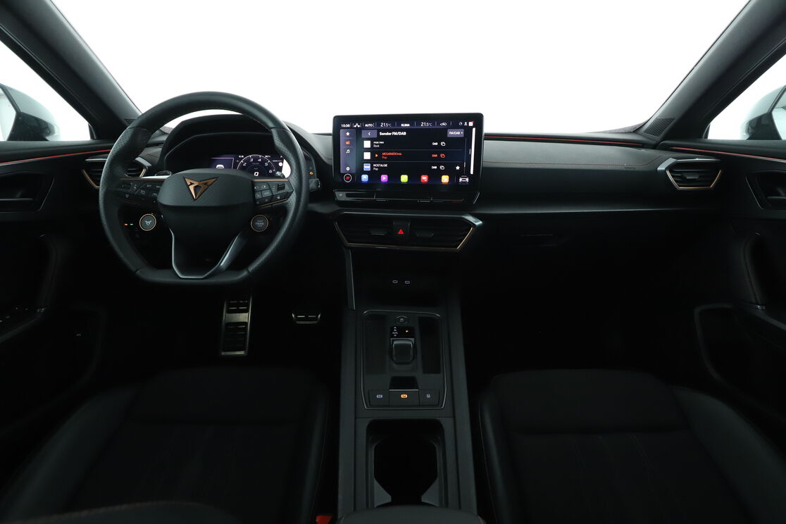Vorderseite des Innenraums des Cockpits vom Rücksitz aus