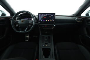 Vorderseite des Innenraums des Cockpits vom Rücksitz aus