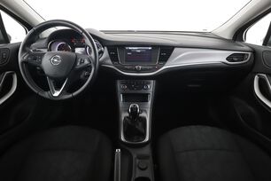 Interior frontal de la cabina desde el asiento trasero
