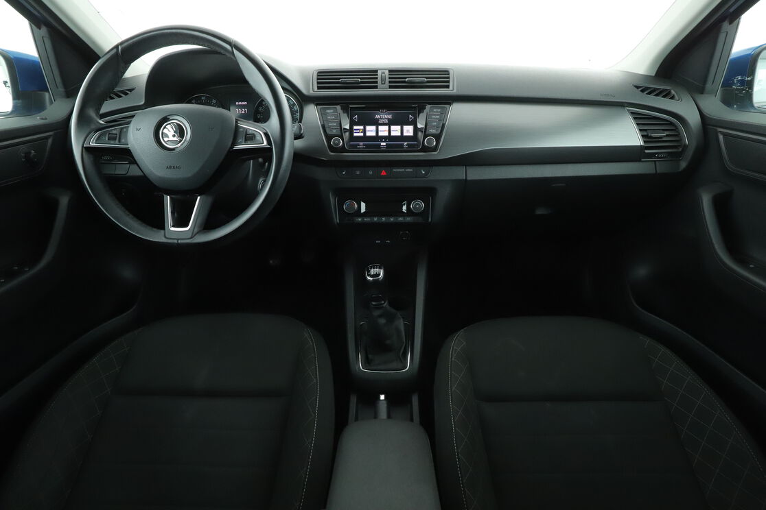 Vorderseite des Innenraums des Cockpits vom Rücksitz aus