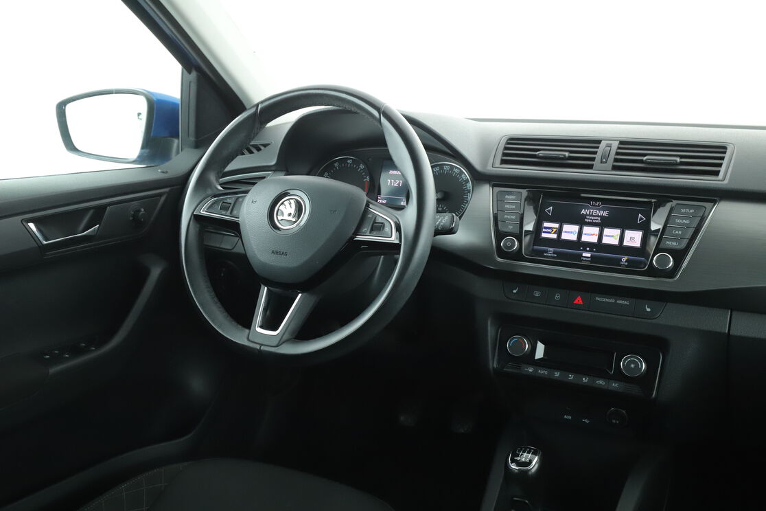 Innenraum der Fahrerseite vom Rücksitz