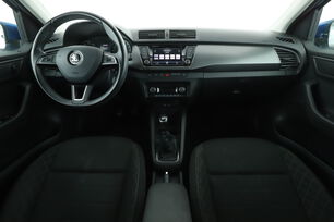 Vorderseite des Innenraums des Cockpits vom Rücksitz aus