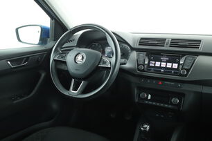 Innenraum der Fahrerseite vom Rücksitz