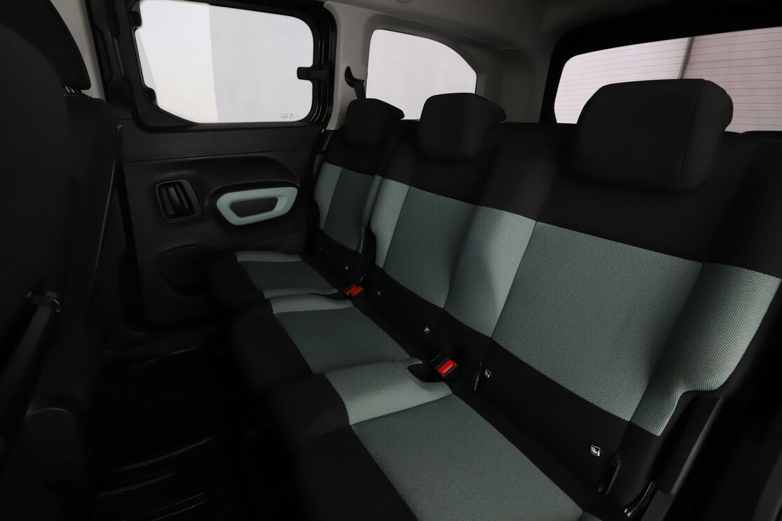 Interior asientos traseros lado del conductor