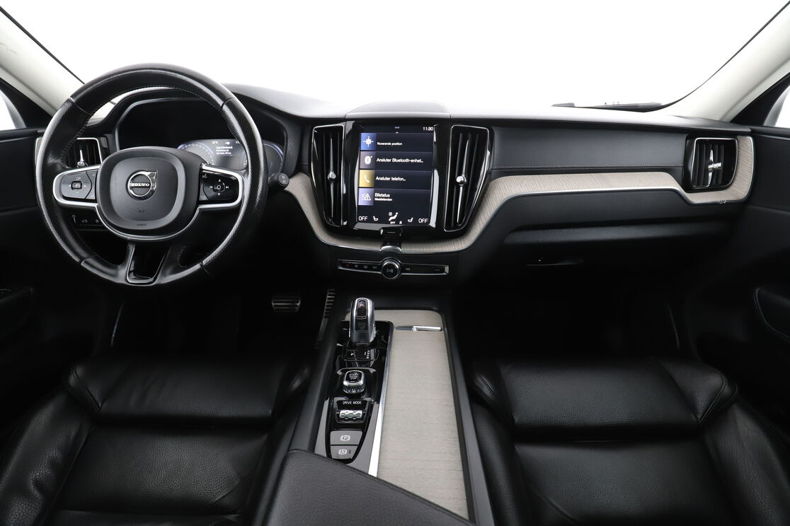 Främre interiör sett från baksätet