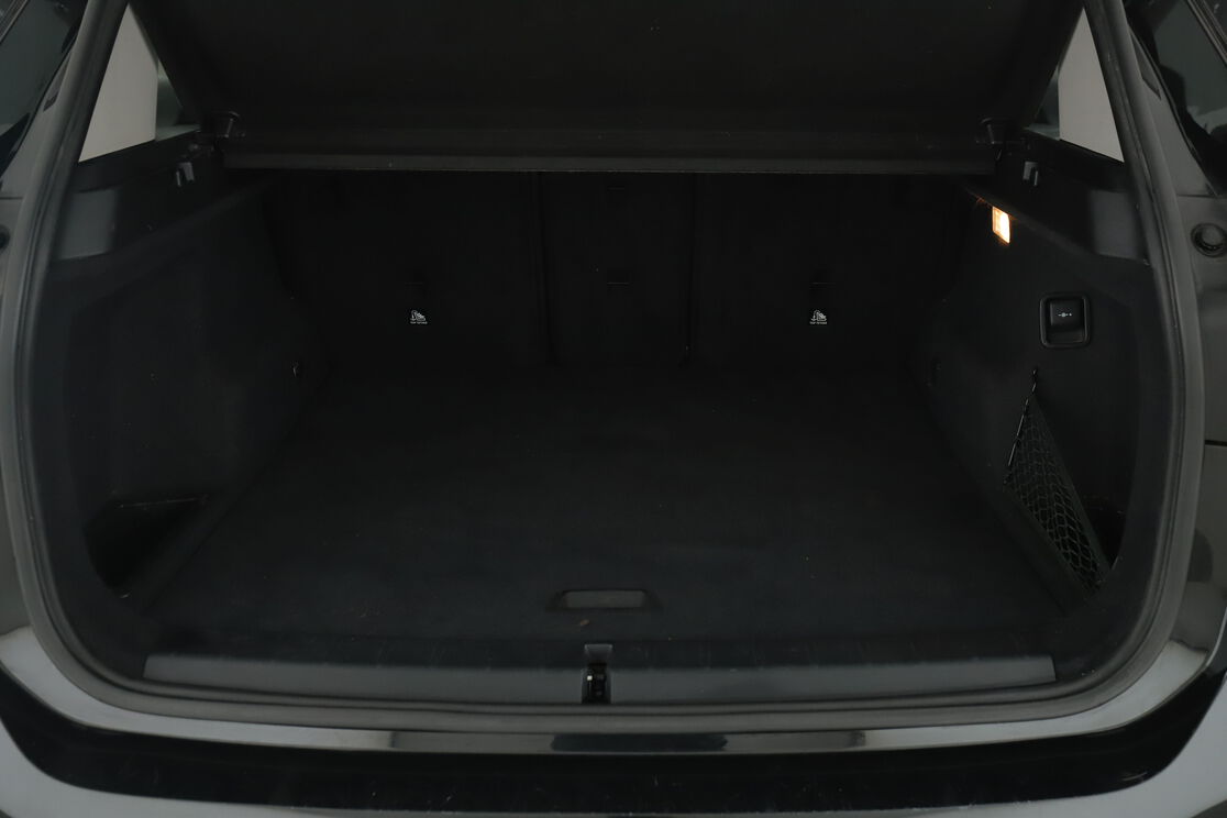 carDetails.imgAlt.interior.9