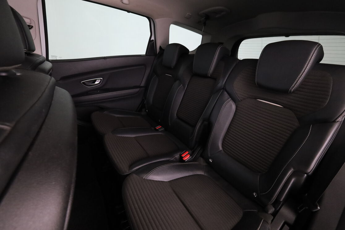 Interior asientos traseros lado del conductor