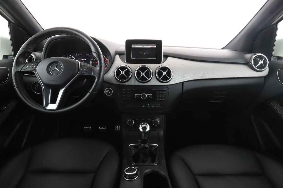 Interior frontal de la cabina desde el asiento trasero