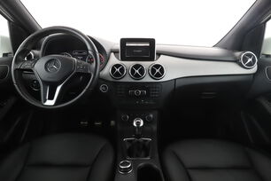 Interior frontal de la cabina desde el asiento trasero