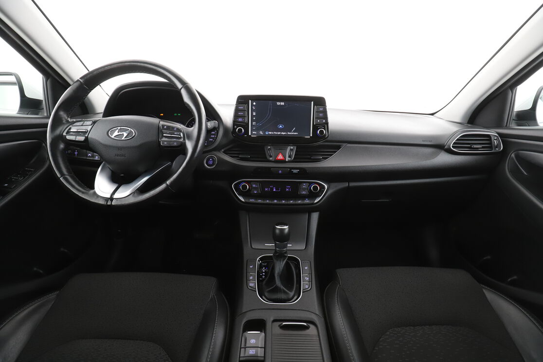 Främre interiör sett från baksätet