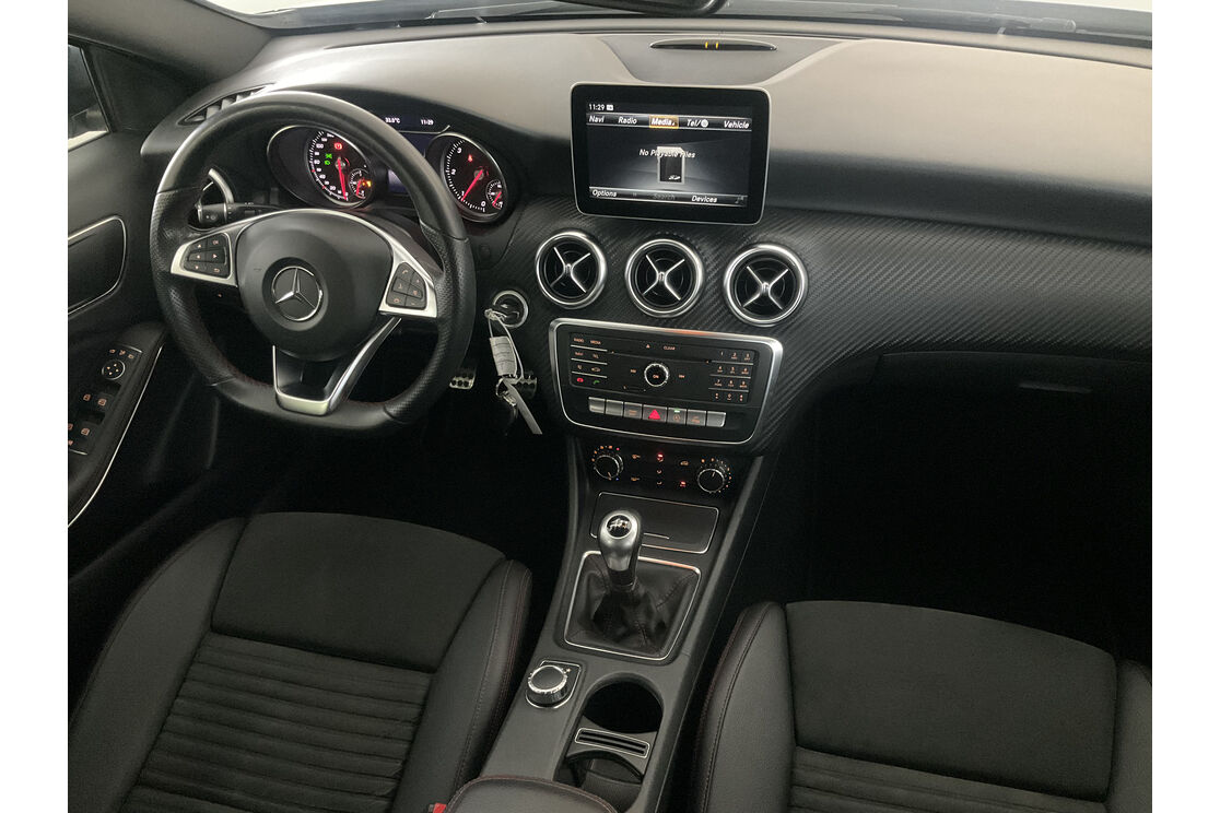 Interno lato guidatore, dal sedile posteriore