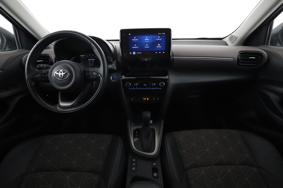 Interior frontal de la cabina desde el asiento trasero