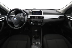 Interno anteriore dell'abitacolo, dal sedile posteriore