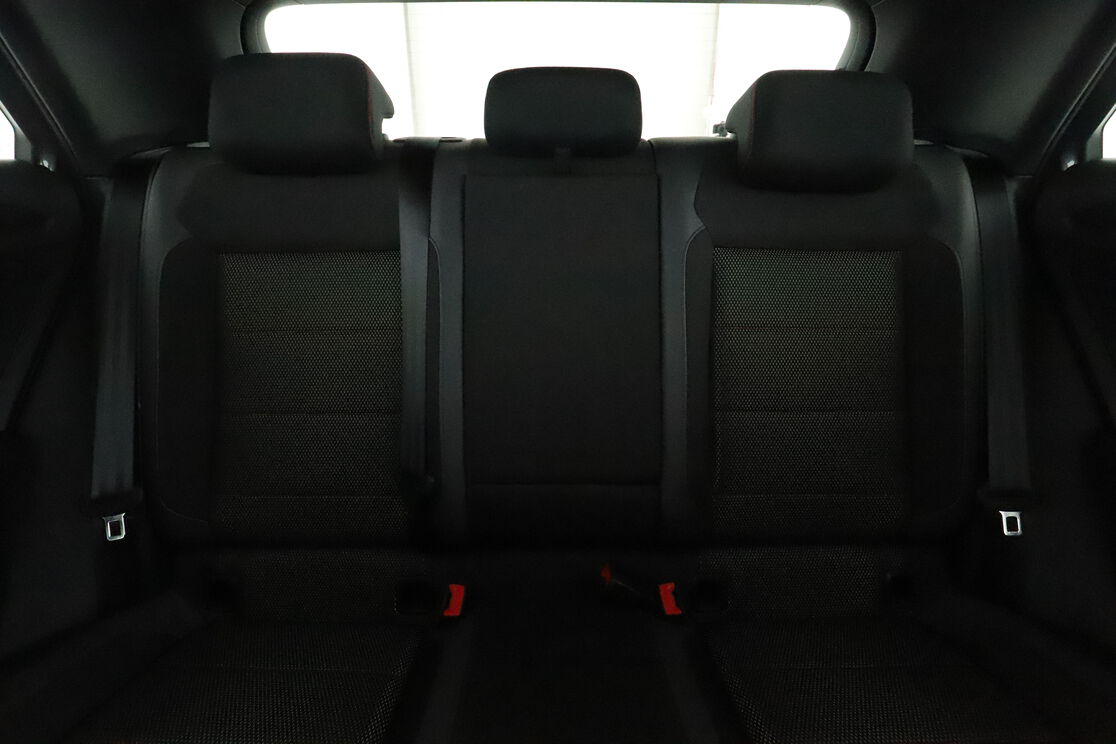 carDetails.imgAlt.interior.10