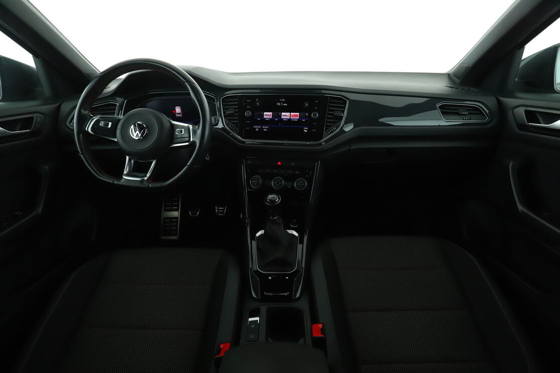 Vorderseite des Innenraums des Cockpits vom Rücksitz aus