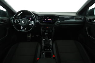 Vorderseite des Innenraums des Cockpits vom Rücksitz aus