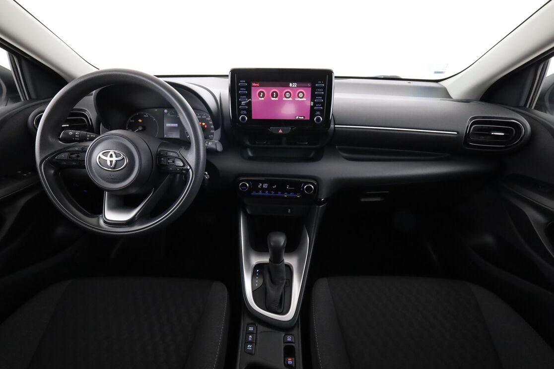 Interior frontal de la cabina desde el asiento trasero