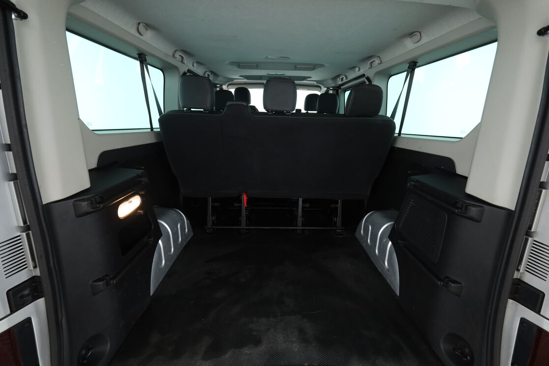 carDetails.imgAlt.interior.9