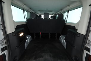 carDetails.imgAlt.interior.9