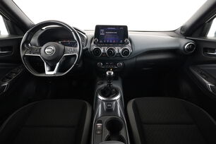 Interior frontal de la cabina desde el asiento trasero