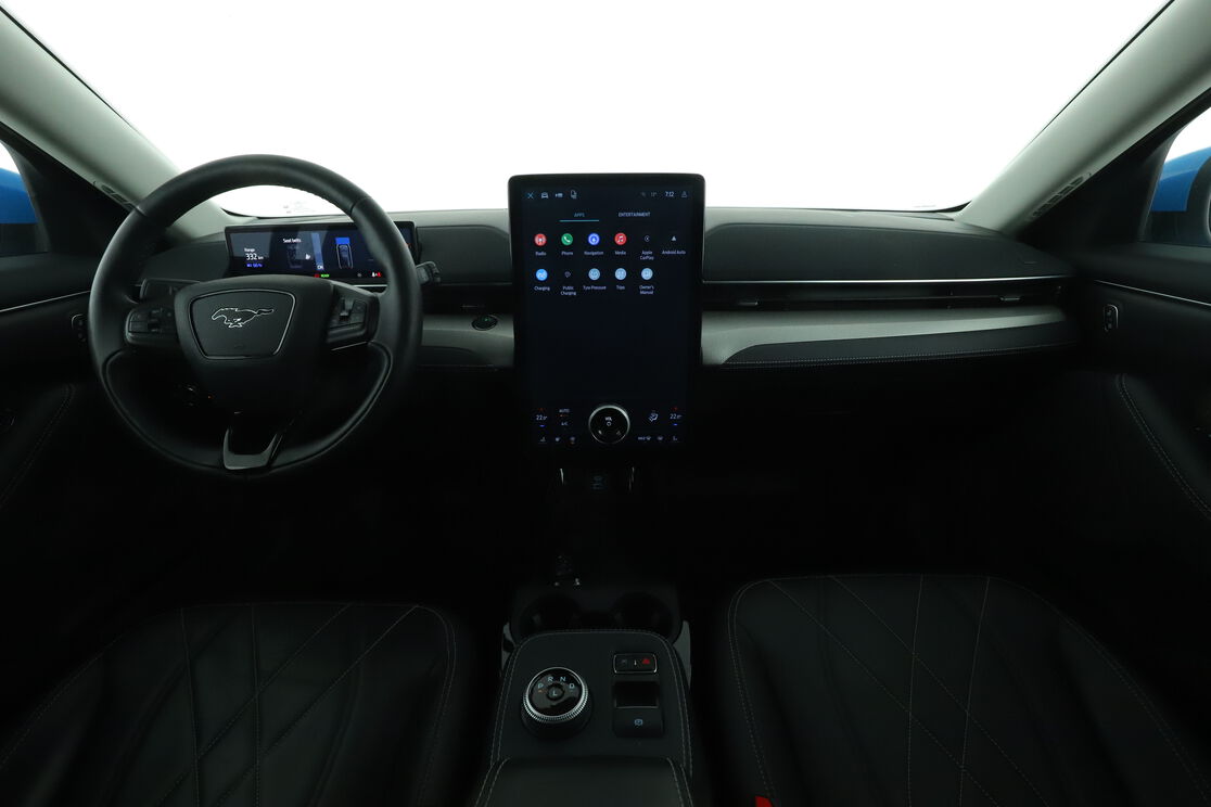 Vorderseite des Innenraums des Cockpits vom Rücksitz aus