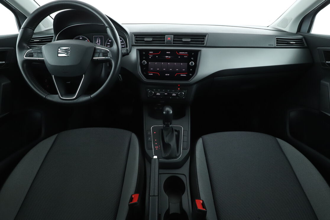 Vorderseite des Innenraums des Cockpits vom Rücksitz aus