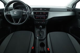 Vorderseite des Innenraums des Cockpits vom Rücksitz aus