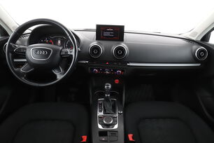 Främre interiör sett från baksätet