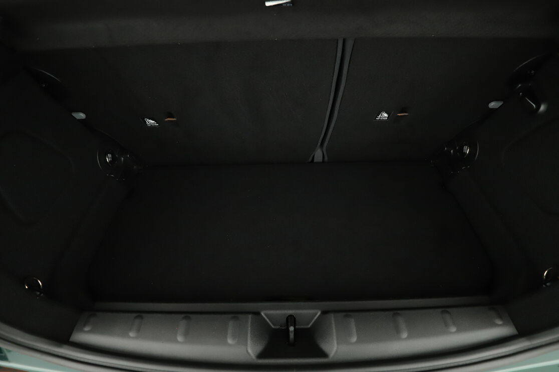 Innenraum der Fahrerseite vom Rücksitz