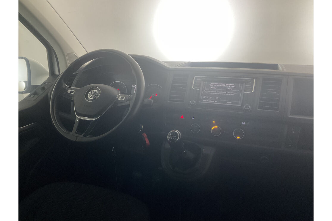 Interno lato guidatore, dal sedile posteriore