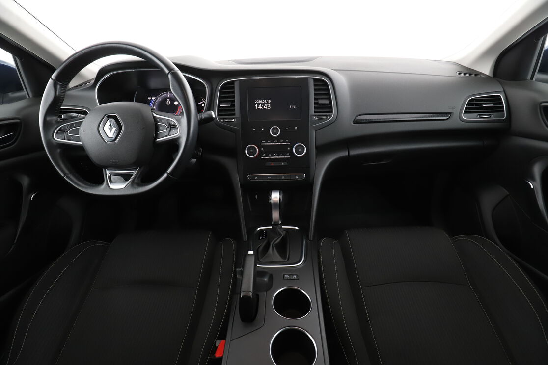 Främre interiör sett från baksätet