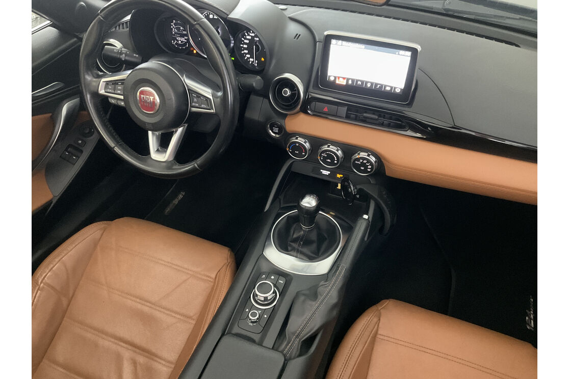 Interno lato guidatore, dal sedile posteriore