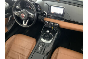Interno lato guidatore, dal sedile posteriore