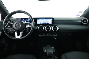 Intérieur avant de l'habitacle depuis le siège arrière