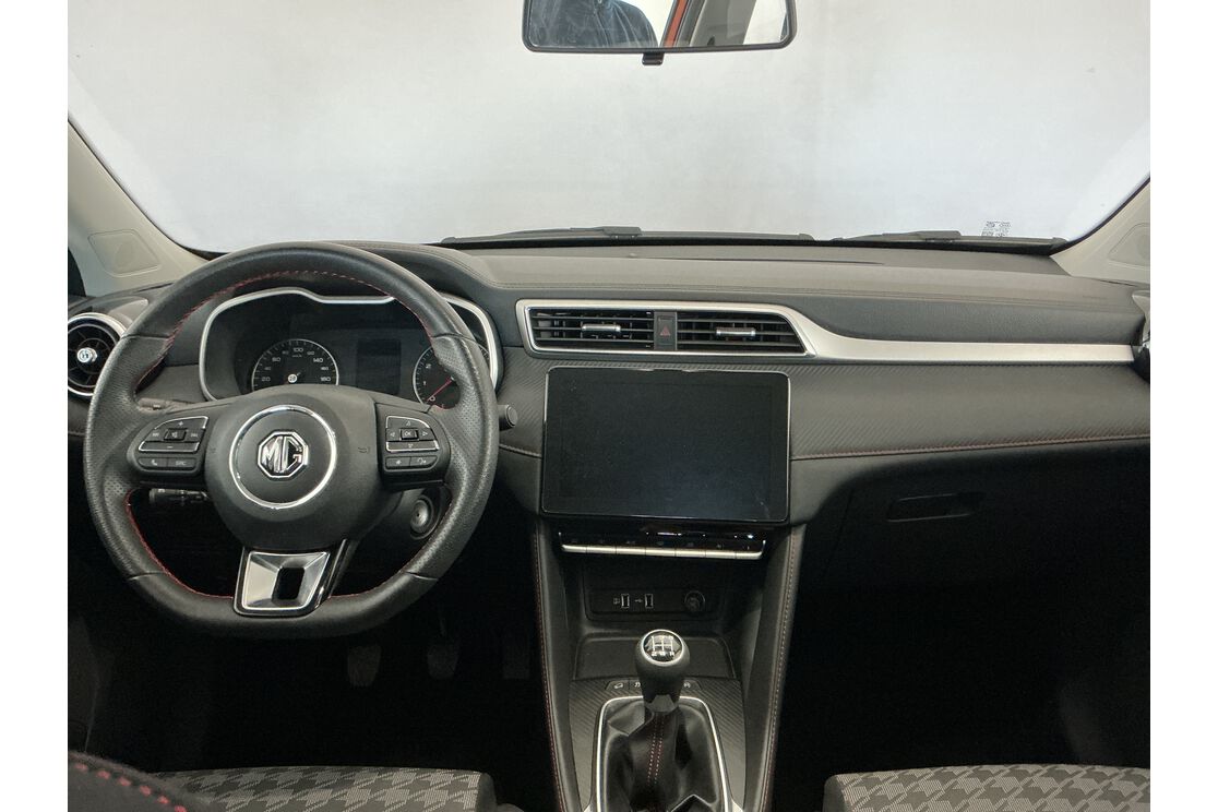 Interno anteriore dell'abitacolo, dal sedile posteriore