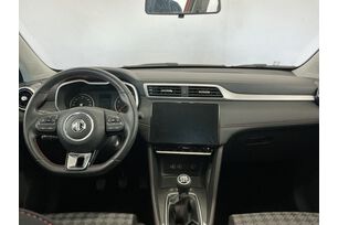 Interno anteriore dell'abitacolo, dal sedile posteriore