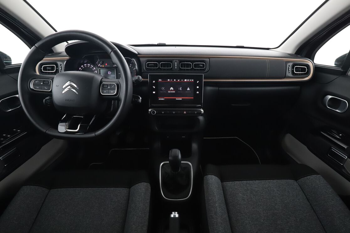 Interior frontal de la cabina desde el asiento trasero