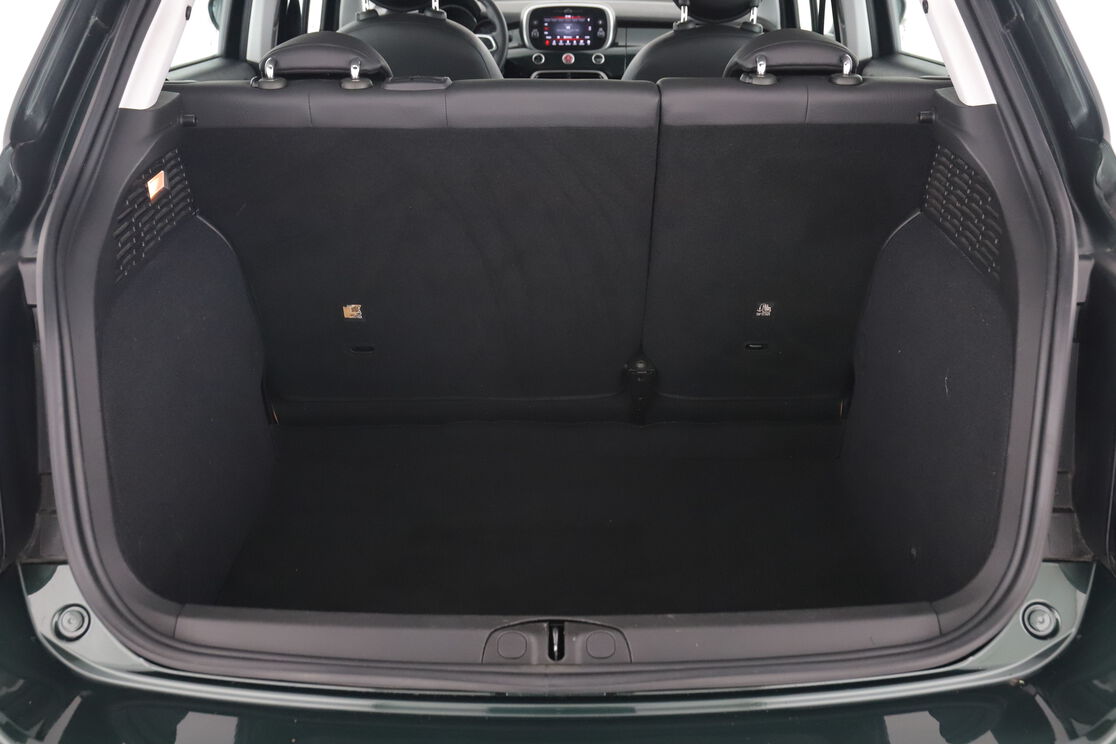 carDetails.imgAlt.interior.9