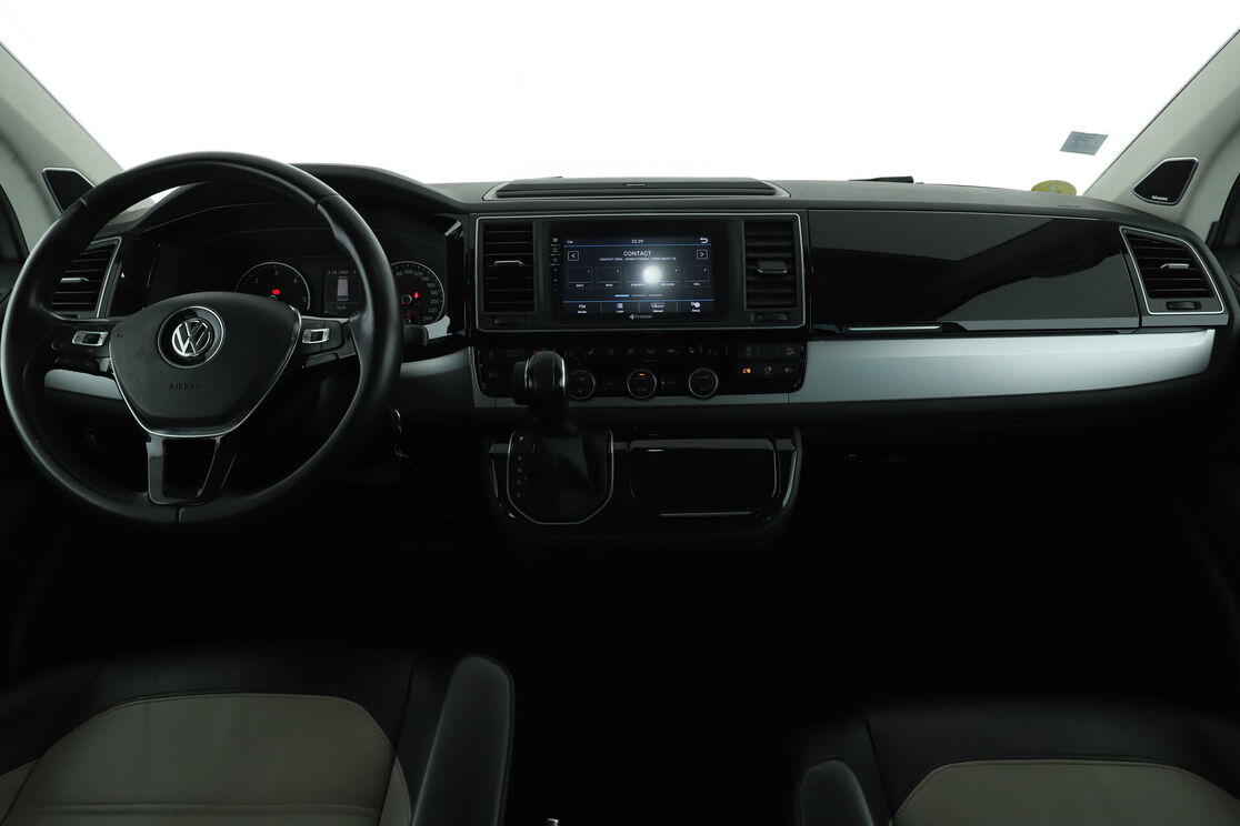 Intérieur avant de l'habitacle depuis le siège arrière