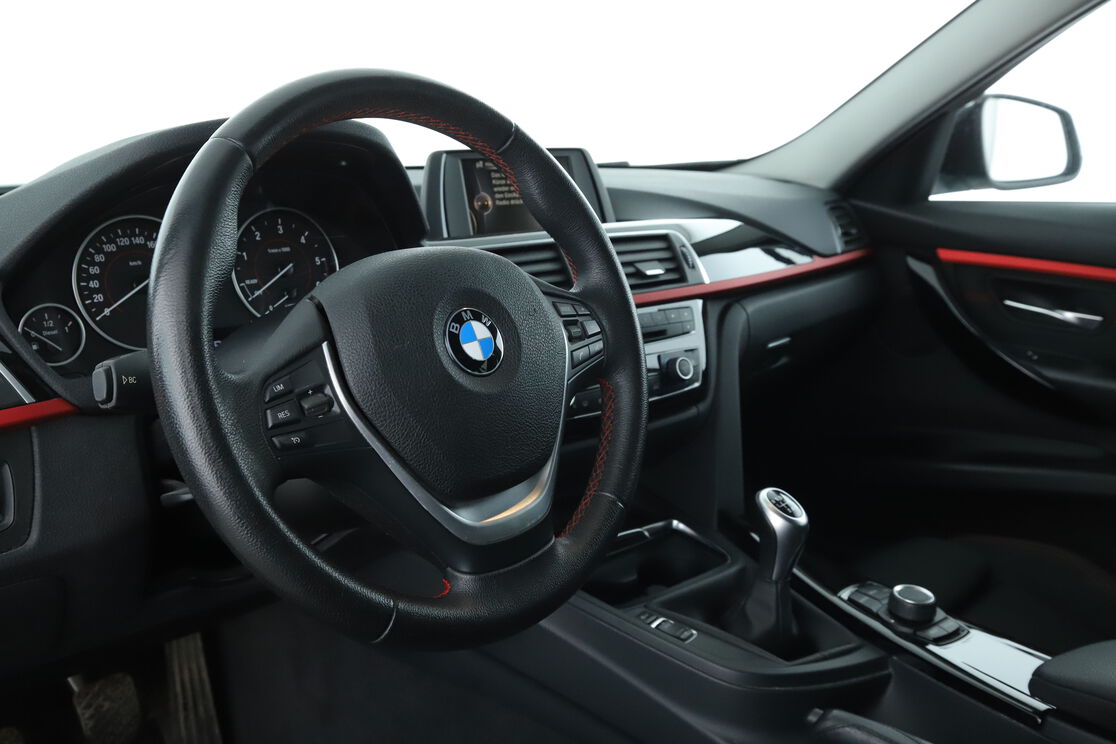 Innenraum auf der Fahrerseite 2