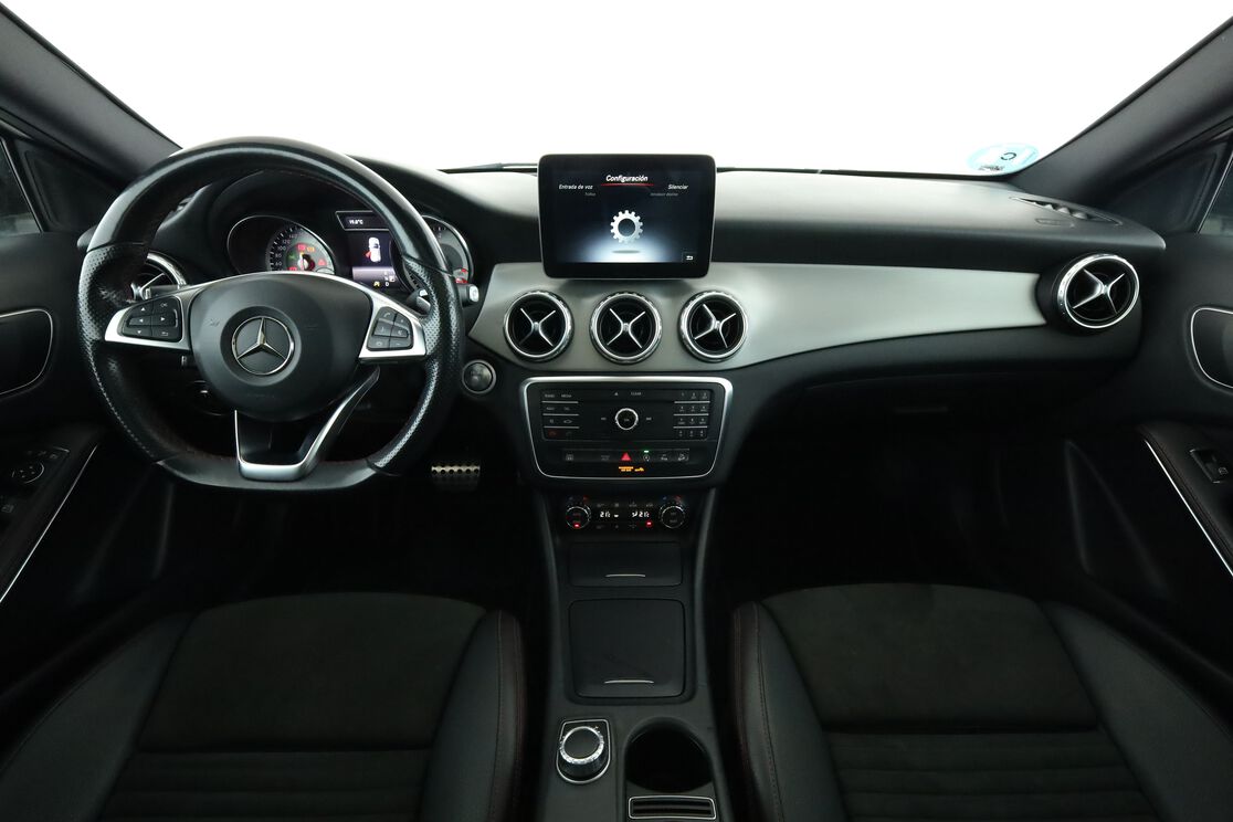 Interior frontal de la cabina desde el asiento trasero