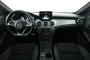 Interior frontal de la cabina desde el asiento trasero