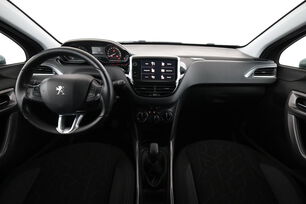 Interior frontal de la cabina desde el asiento trasero