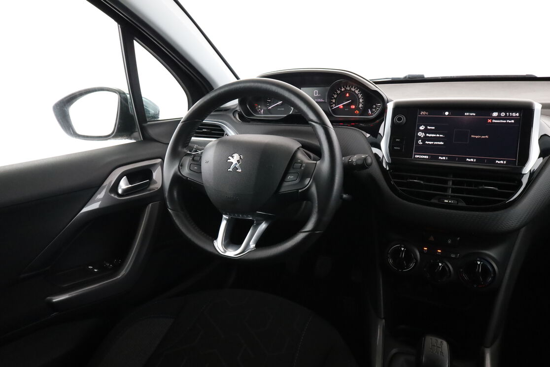 Interior lado del conductor desde el asiento trasero