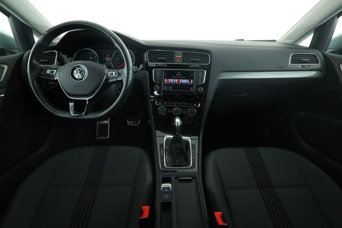 Vorderseite des Innenraums des Cockpits vom Rücksitz aus