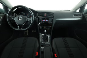 Vorderseite des Innenraums des Cockpits vom Rücksitz aus