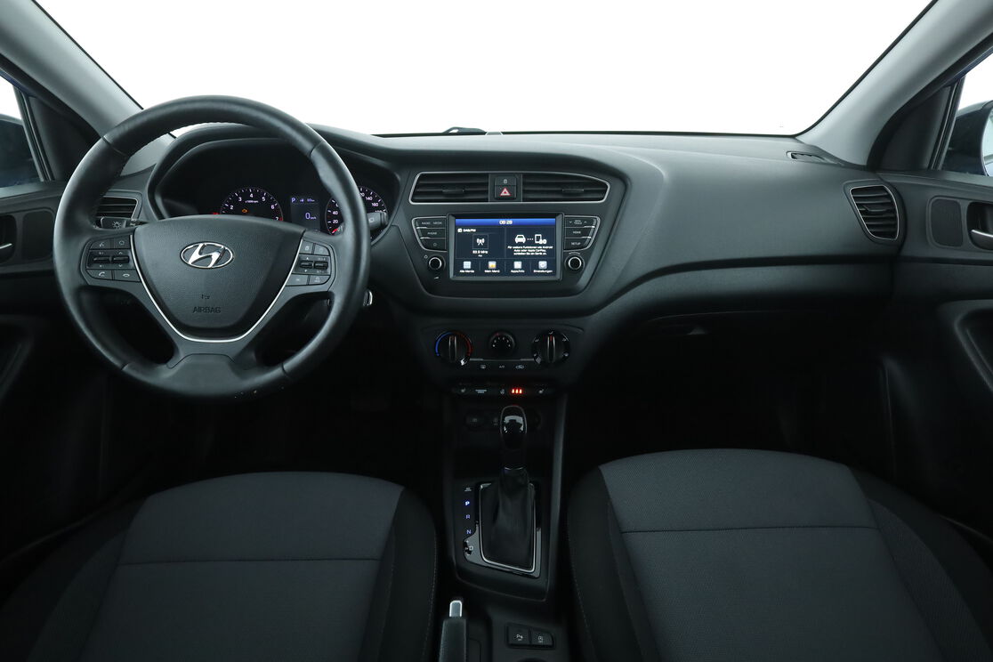 Vorderseite des Innenraums des Cockpits vom Rücksitz aus