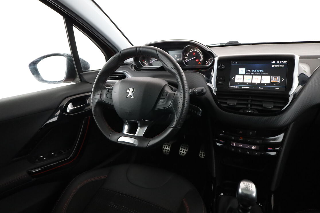 Interior lado del conductor desde el asiento trasero