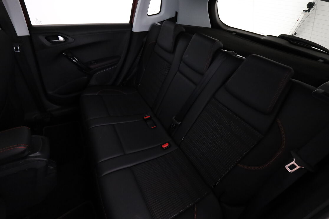 Interior asientos traseros lado del conductor