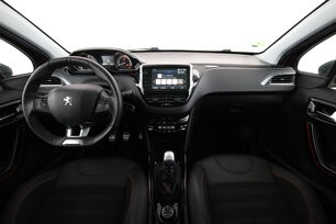 Interior frontal de la cabina desde el asiento trasero